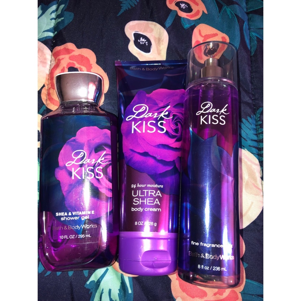 bath and body works Dark Kiss body care set